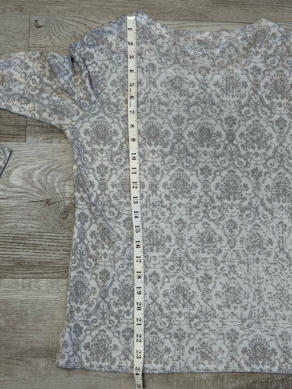 Prana Long Sleeve Medallion Damask Print Lightweight Thermal Style Top Size L - Picture 9 of 10